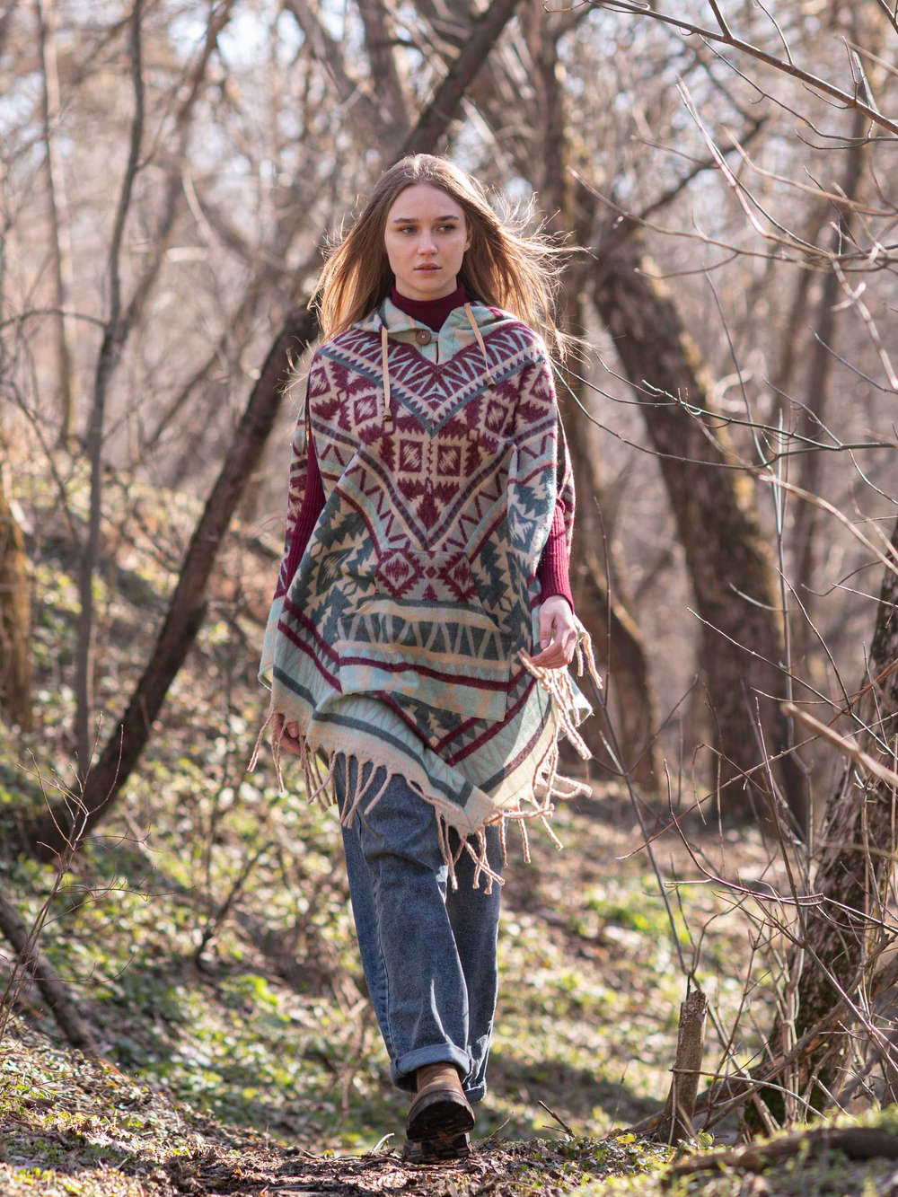 Пончо женское шерстяное с орнаментом