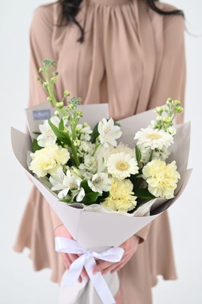 Букет «Цветочная симфония» — нежные цветы в бело-кремовой гамме