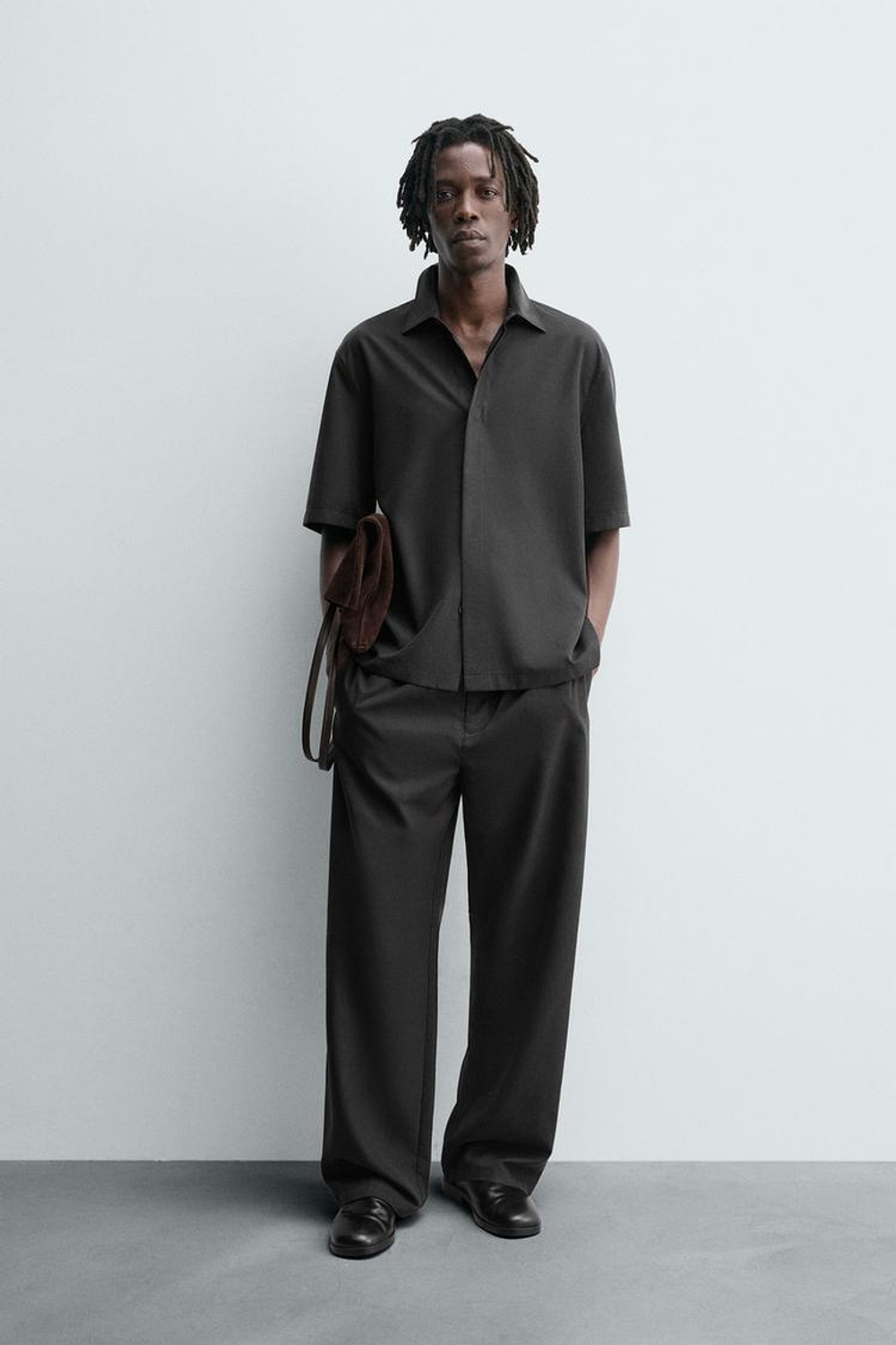 ZARA РУБАШКА RELAXED FIT ИЗ СТРУЯЩЕЙСЯ ТКАНИ, ТЕМНО-СЕРЫЙ