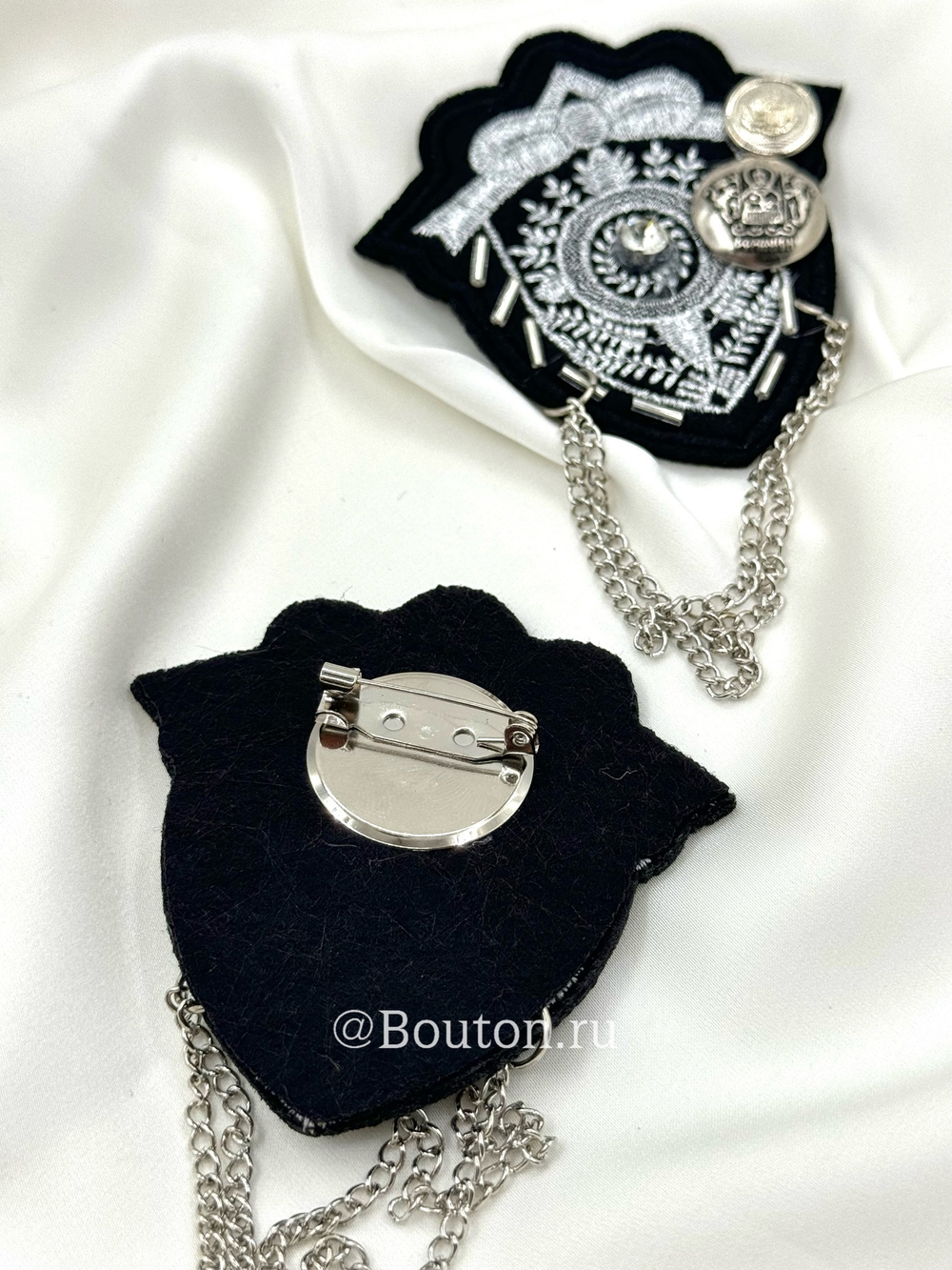 Брошь с гербом и серебристой цепью 12х7 см