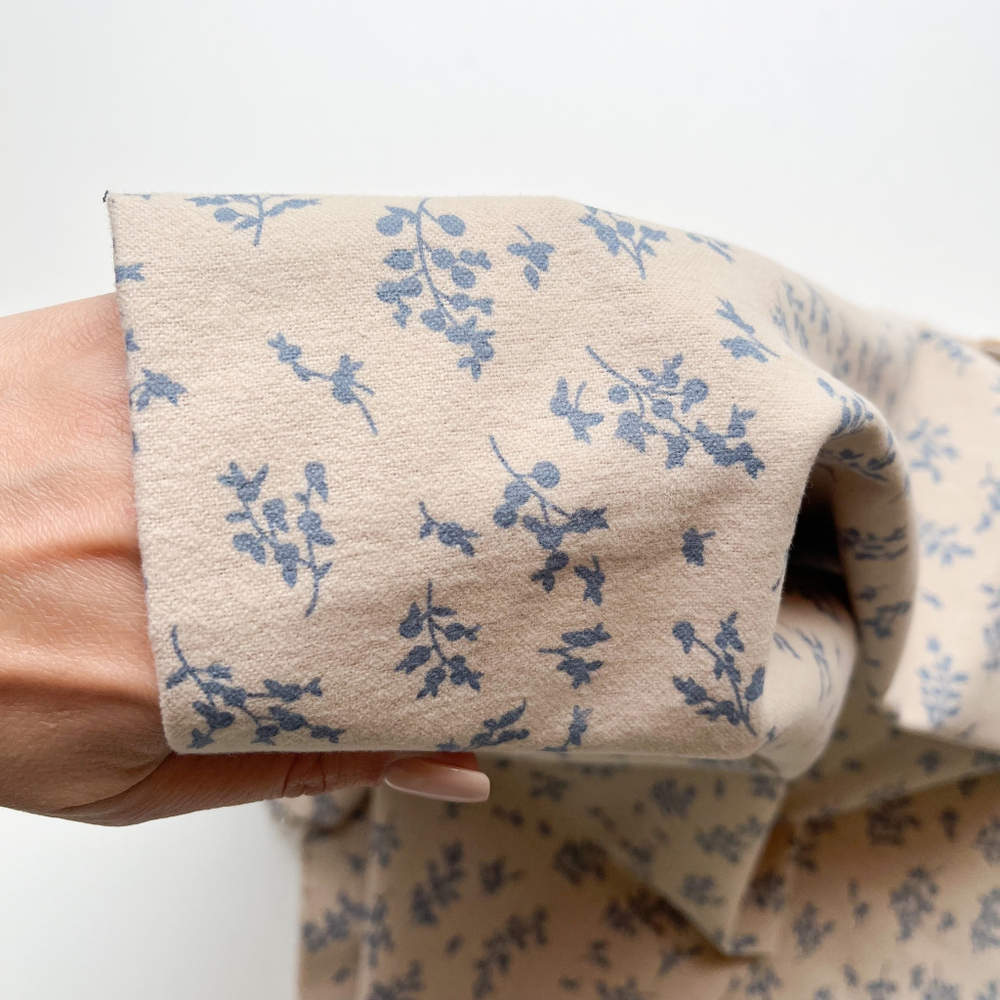 Фланель Голубые веточки на светло-бежевом фоне