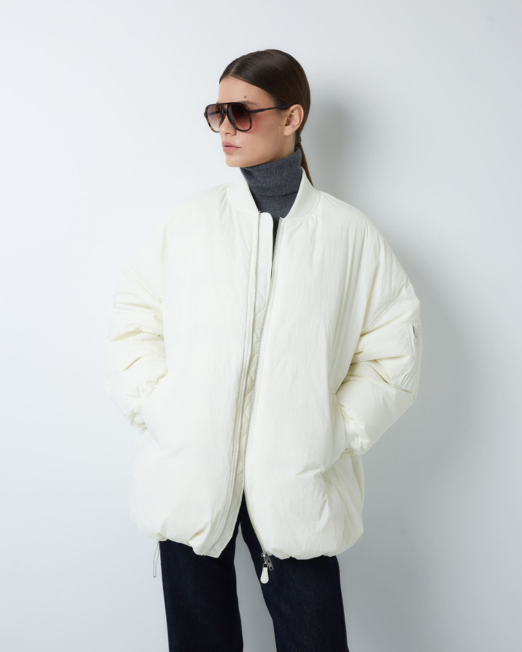 Бомбер на пуху молочный