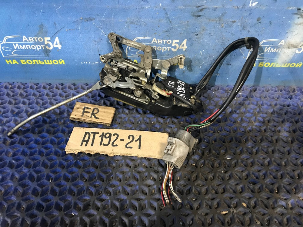 Замок двери передней правой TOYOTA CARINA 1994