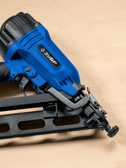ЗУБР DA34-64, пневматический финишный нейлер для реечных гвоздей ЗУБР 15Ga, DA34 (32-64 мм), Профессионал (31926)