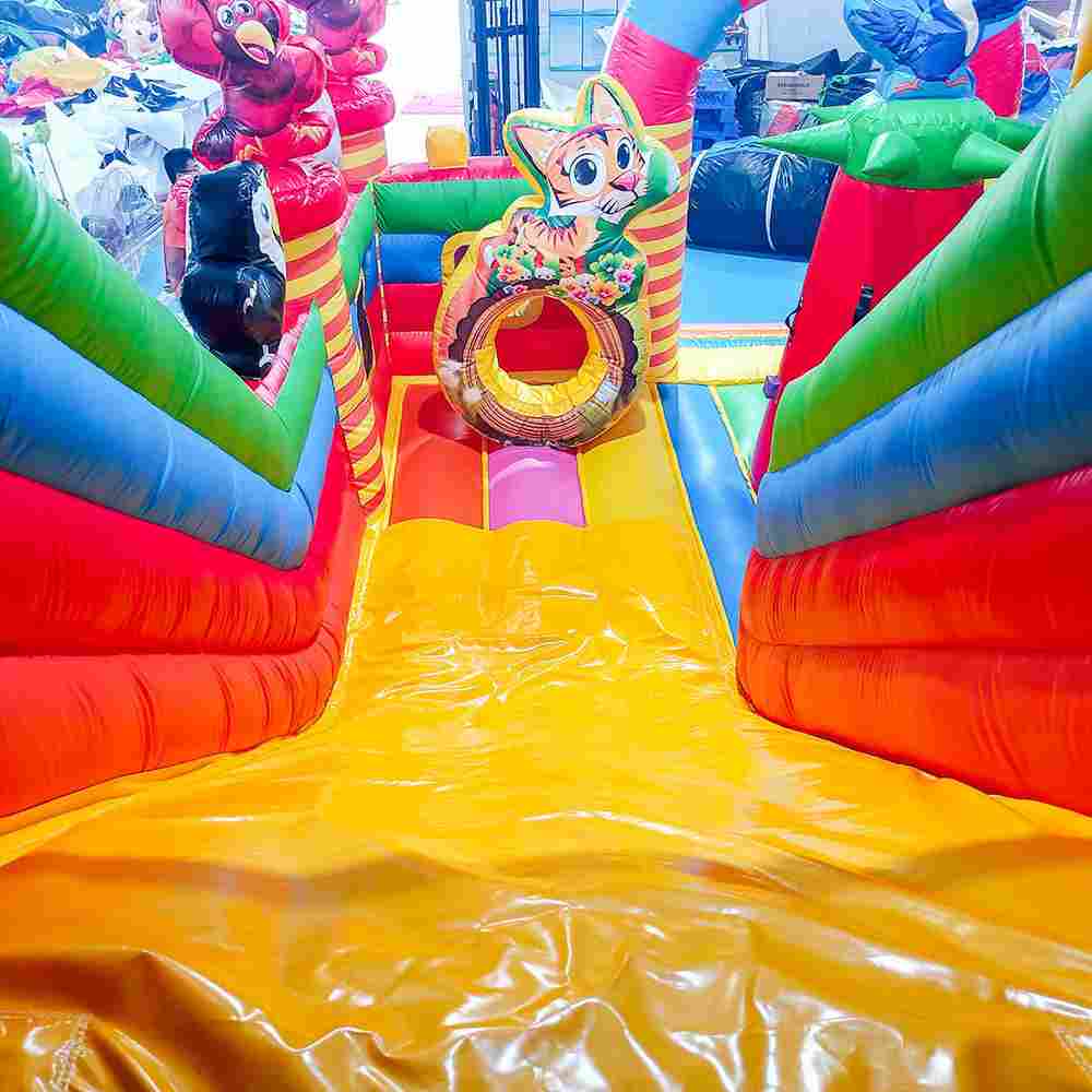 Коммерческий надувной батут «Дружная компания»,  8*6*5 м.