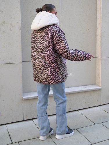 Жаккардовый розовый пуховик с леопардовым принтом