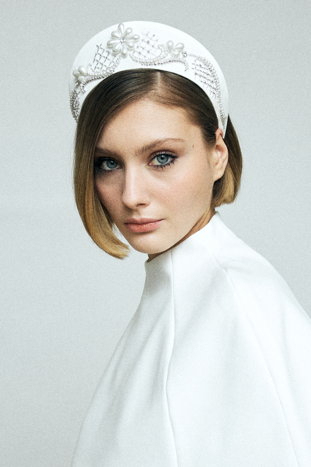 Кокошник M с жемчугом и серебристой сеткой