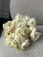 Свадебный букет из ранункулюсов, лизиантуса и одноголовых роз