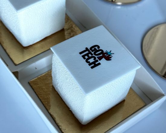 Пирожные с логотипом компании/коробочка на 3 шт