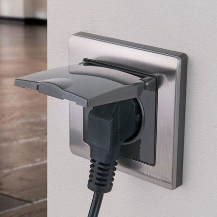 Розетка влагозащ. с зазем. с защит. крышкой и шторками (глянцевый никель)