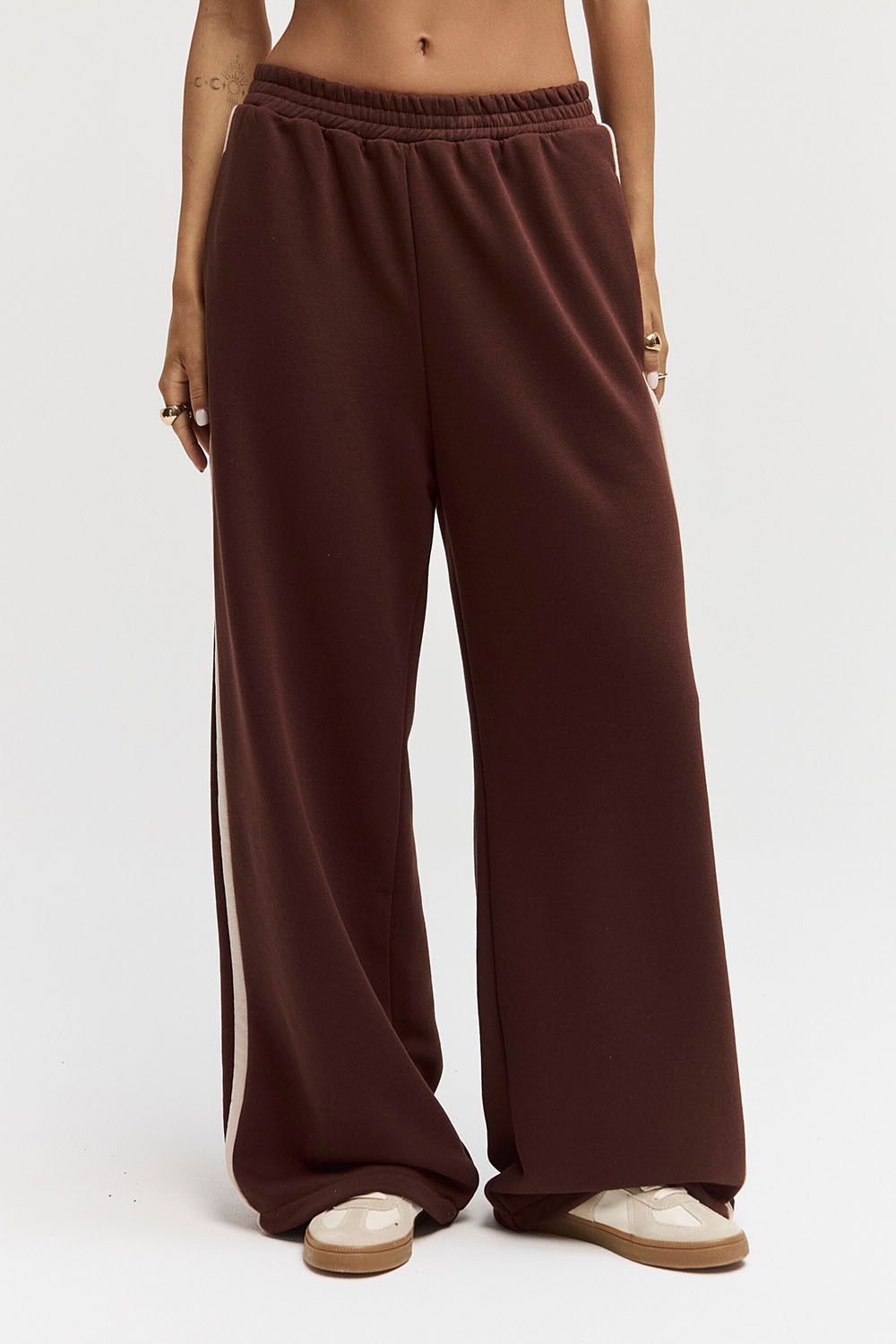 Широкие джоггеры без начеса с лампасом шоколадного цвета