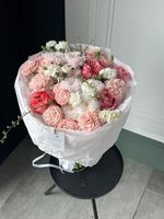 Букет сборный из хризантемы, кустовых пионовидных роз, одноголовых роз и веток спиреи