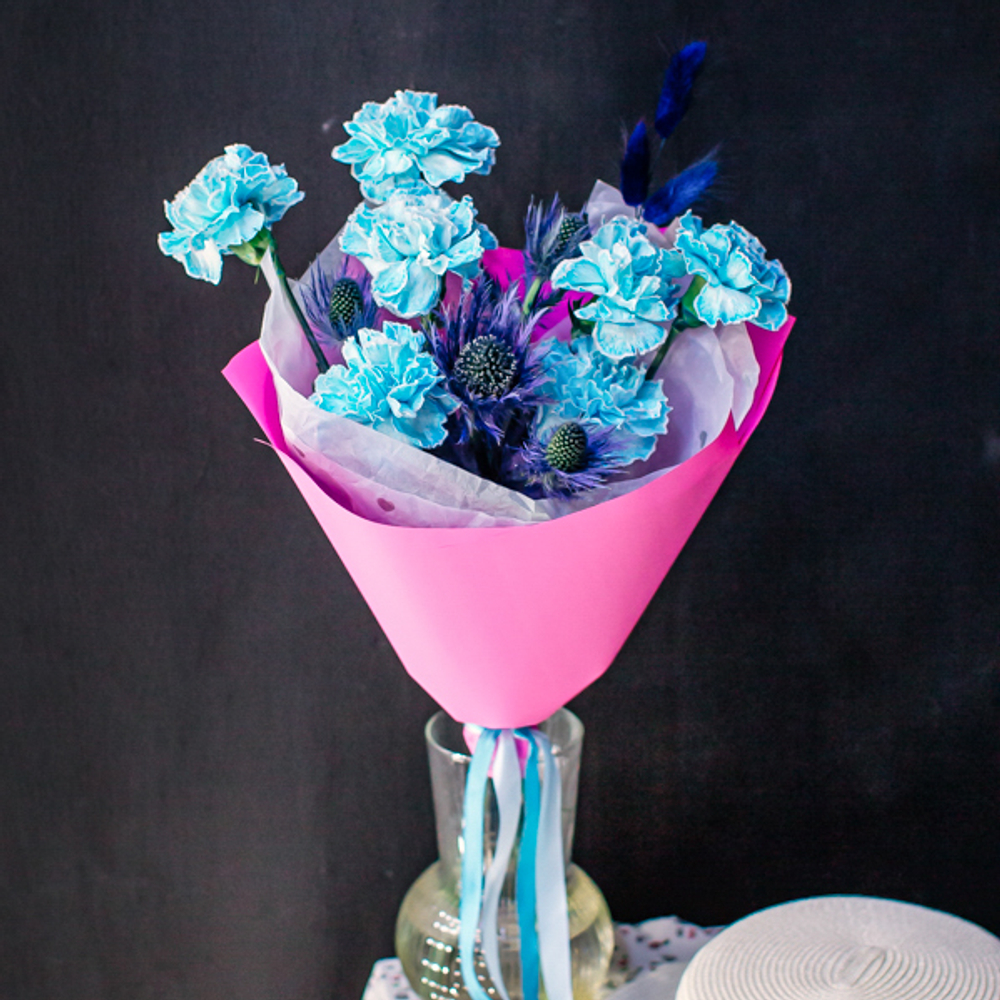 16. Оригинальный букет с эрингиумом и диантусами