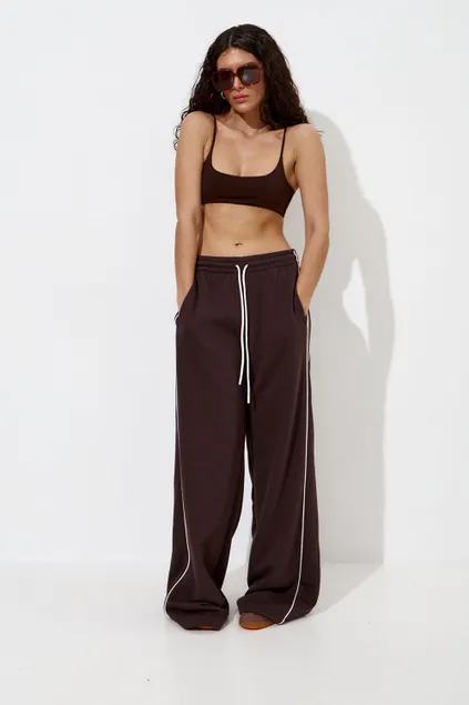 Широкие джоггеры с кантом цвета шоколад