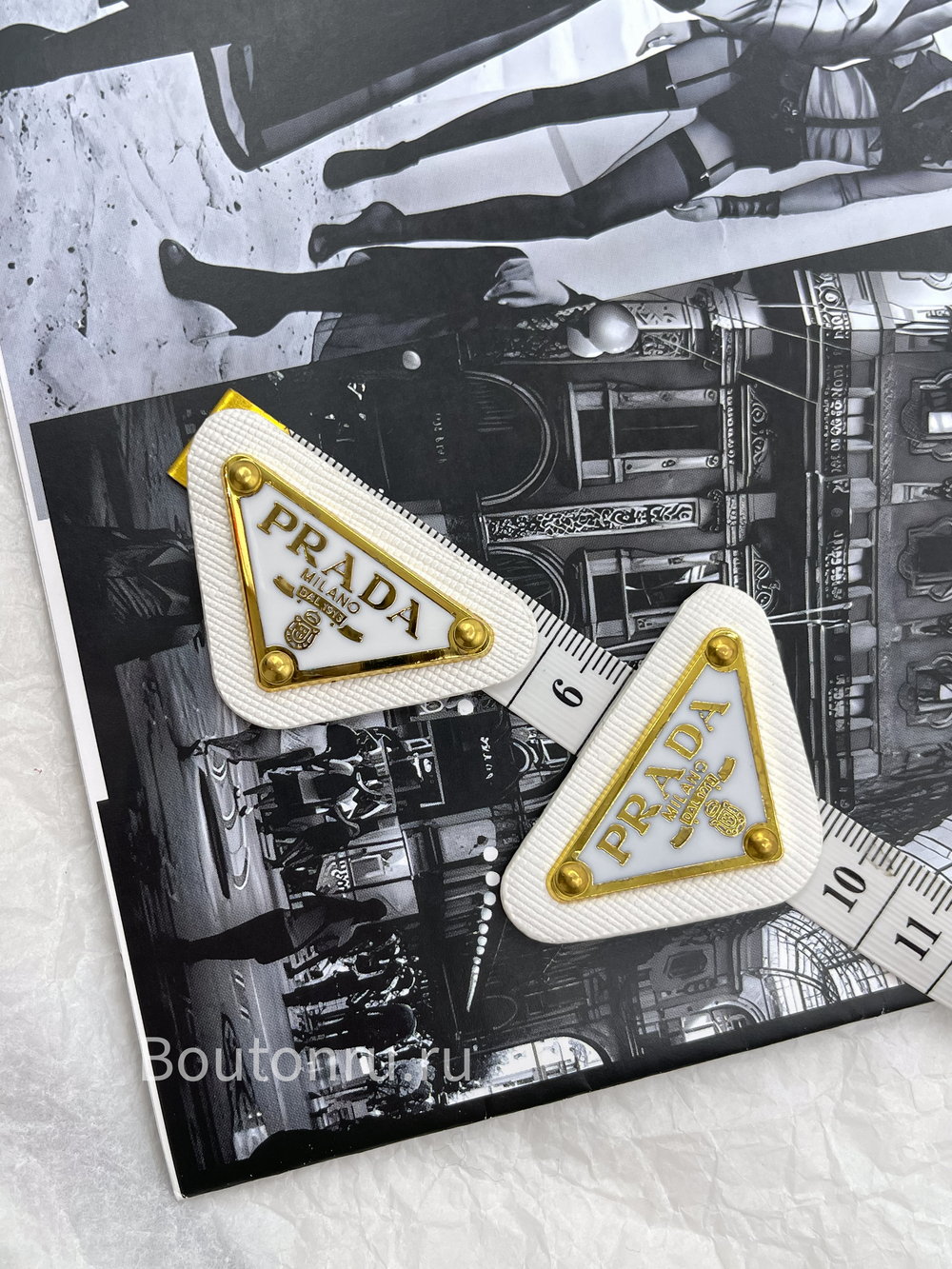 Логотип металлический Прад. на коже белый золото