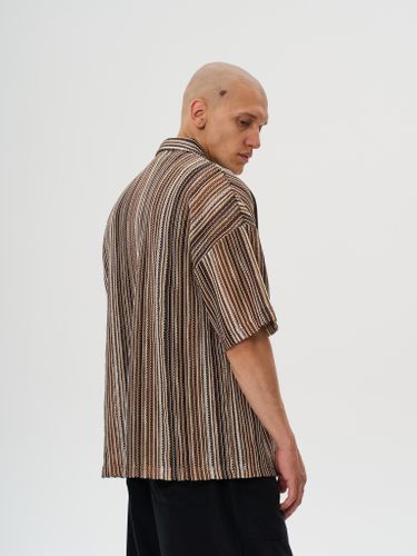 Вязаная коричневая рубашка с коротким рукавом