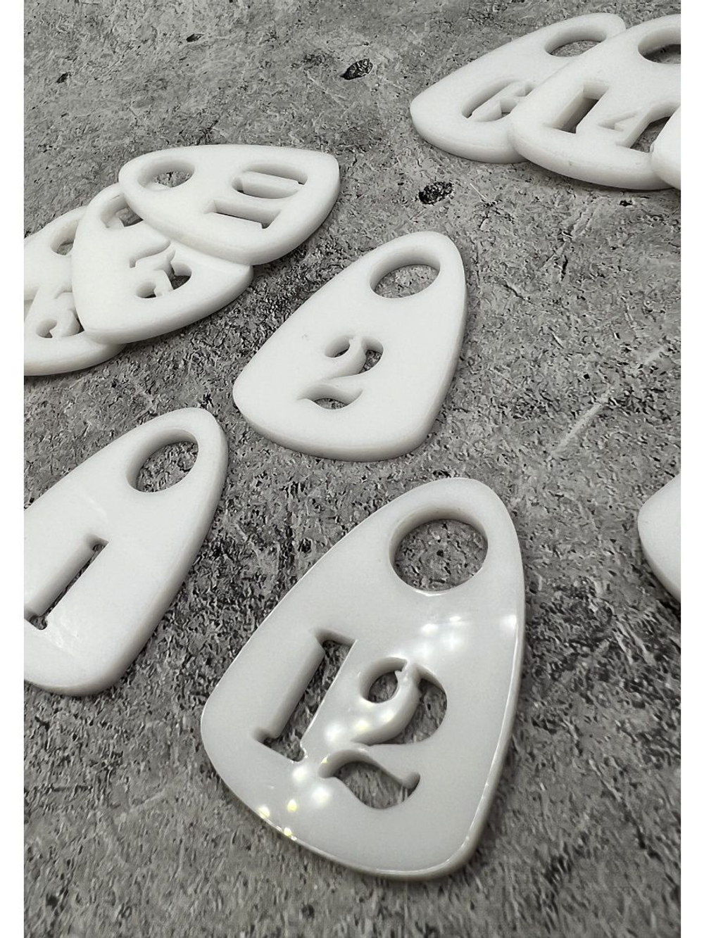 Номерки для гардероба прорезные пластик