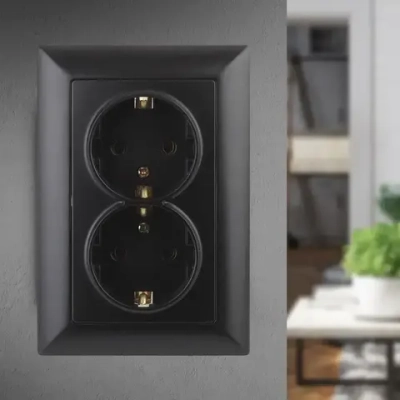 Розетка Intro Solo 4-205-05 с заземлением двойная 2X2P+E Schuko 16А-250В IP20 скрытой установки черный