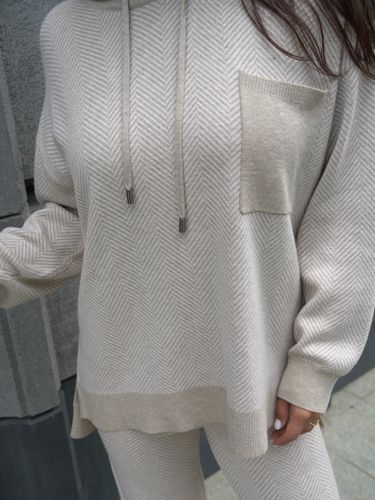 Бежевый трикотажный костюм в полоску