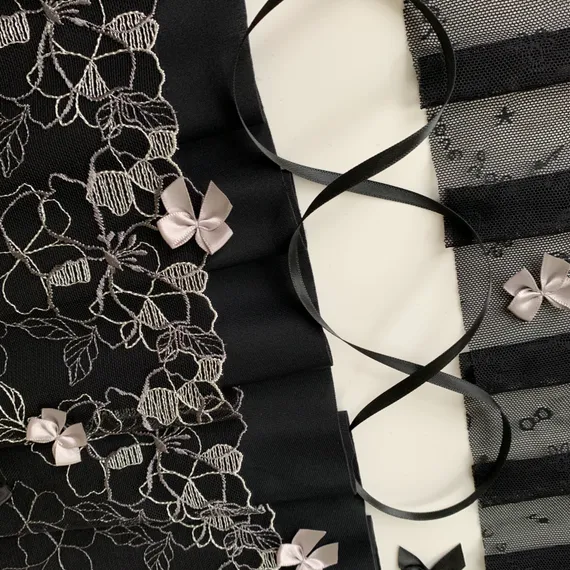 Вышивка на сетке черная/молочная 32 см