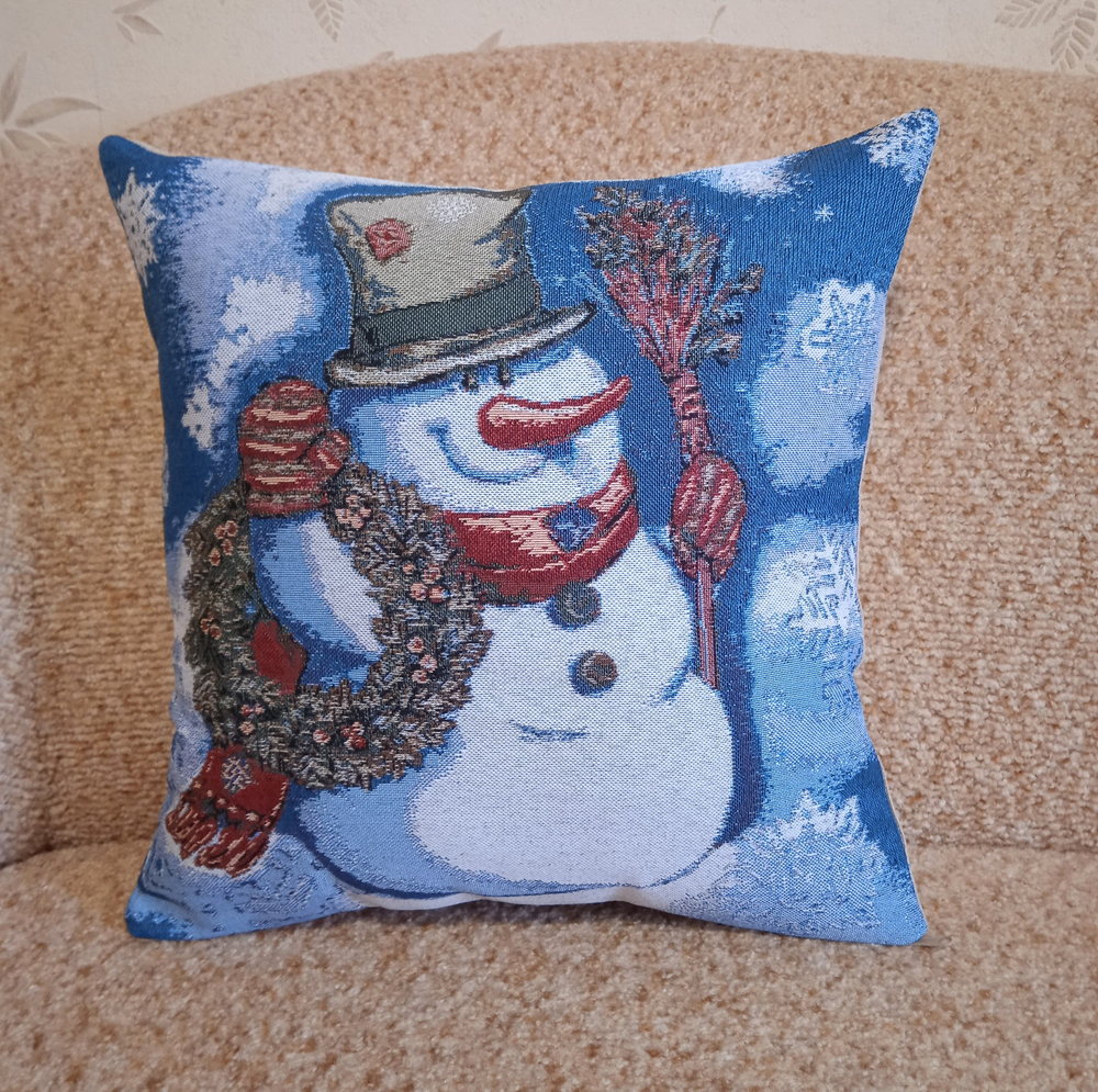 Декоративный гобеленовый чехол для интерьерной подушки Снеговик с веночком 38*38