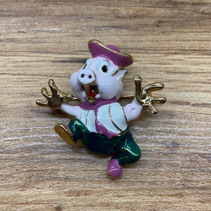 Брошь Поросенок в костюме и шляпке эмаль цветная металл золотистый