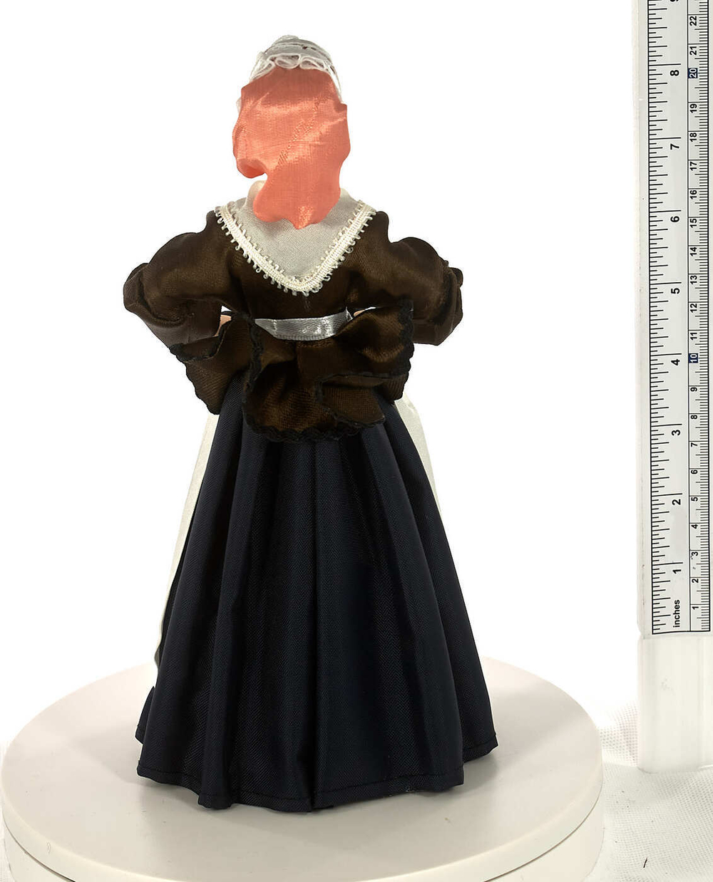 Фарфоровая кукла коллекционная  Костюм служанки 18 век Франция. Сувенир ручной работы