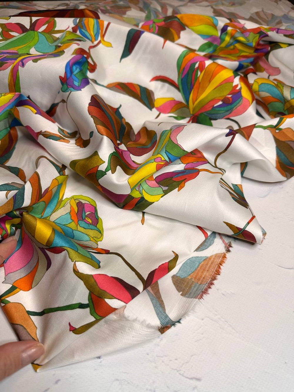 Плательно-блузочный поплин с рисунком (100%хлопок, Жемчужный белый фон/яркие фломастерные цветы, 150, 150 гр/м2)