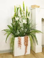 Напольная композиция из искусственных растений и цветов