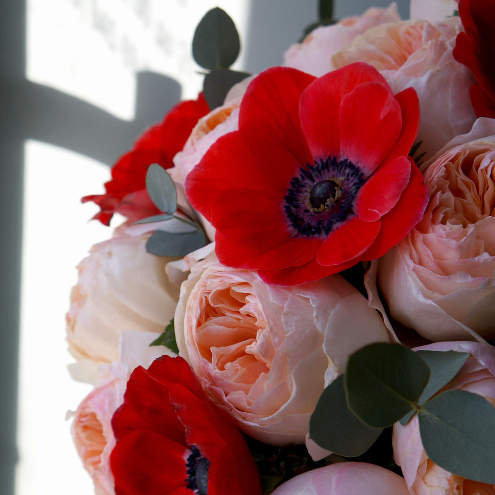 Яркий букет Juliet и анемоны