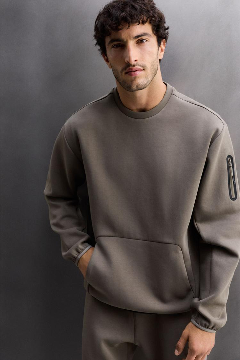 ZARA ТЕХНИЧЕСКАЯ ТОЛСТОВКА С КРУГЛЫМ ВЫРЕЗОМ, ПЕСОЧНЫЙ