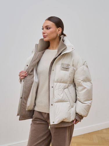Короткий бежевый пуховик с шерстяными вставками