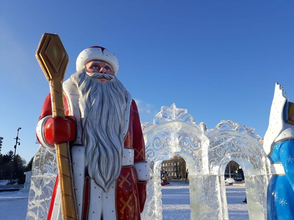 Большие фигуры "Дед Мороз и Снегурочка на подиуме"