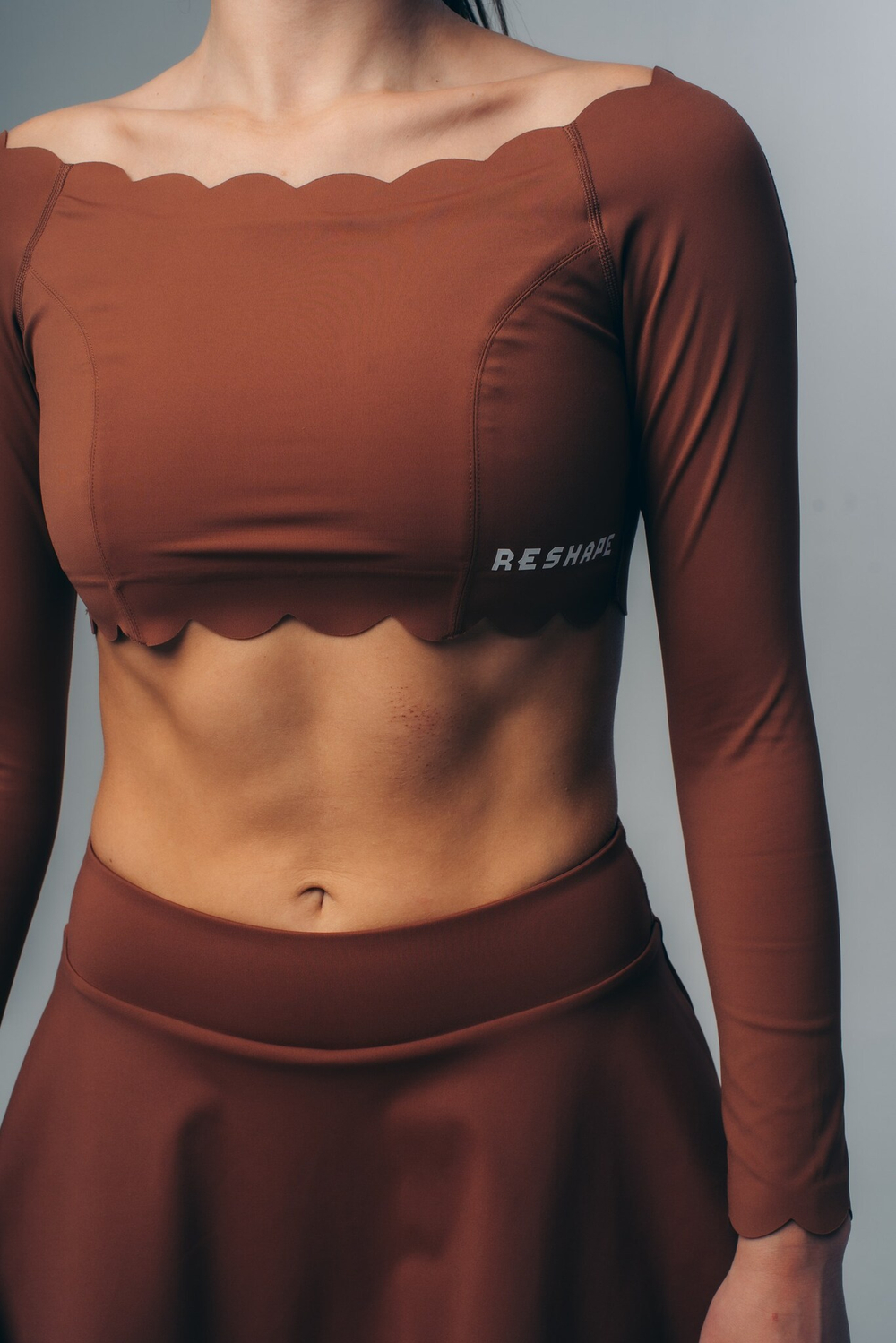 Костюм с юбкой-шортами и топом с волнообразными краями