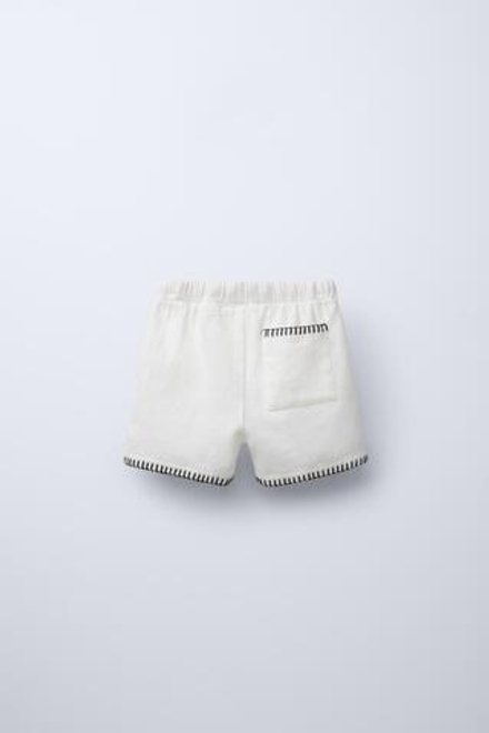 ZARA ШОРТЫ-БЕРМУДЫ С КОНТРАСТНОЙ ПОЛОСОЙ, БЕЛЫЙ