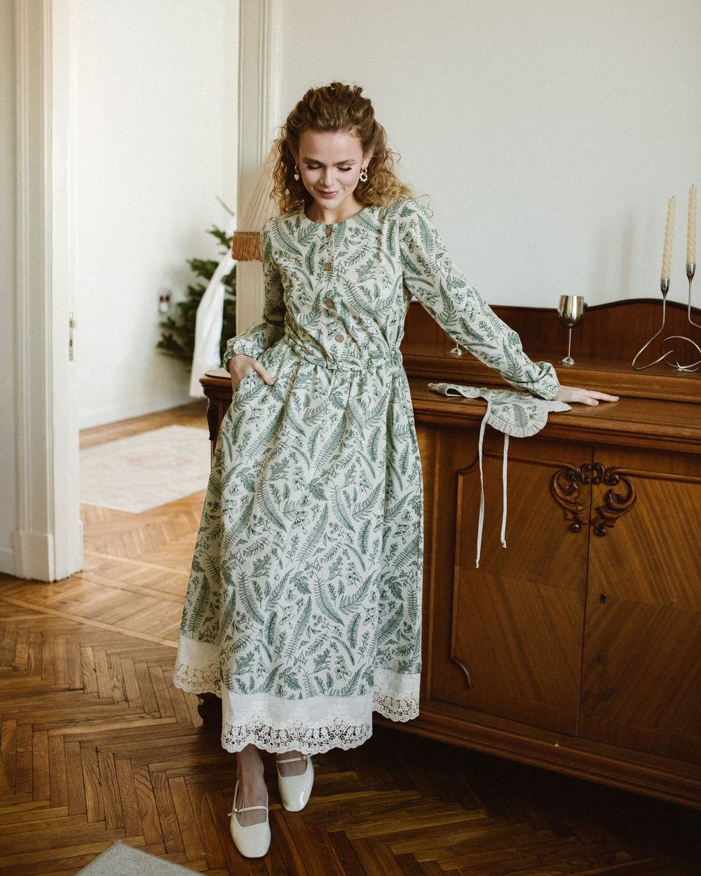 Платье с кружевом длинное