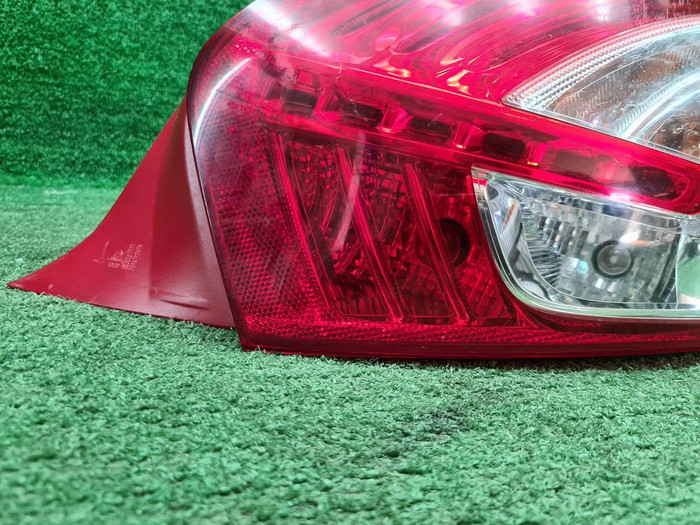 Фонарь правый Peugeot 208 1 (2012-2015)