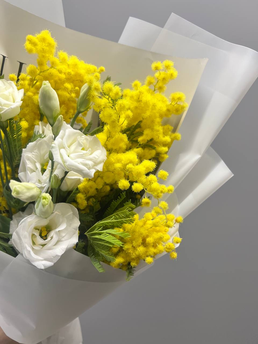 Букет с пушистой мимозой и эустомой