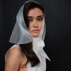 Косынка белая полупрозрачная