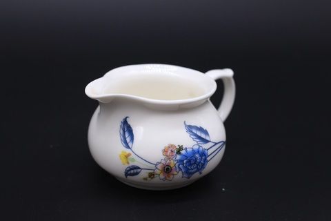 Сливник с голубыми и желтыми цветами, фарфор, 200м