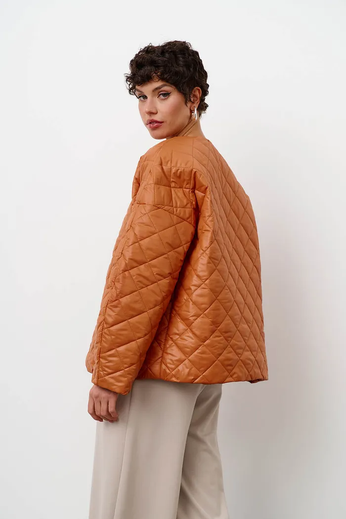 Стеганая куртка с карманами цвета карамель