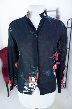 Блузка с красивыми цветами, маркировка 38, визуально на 44 размер