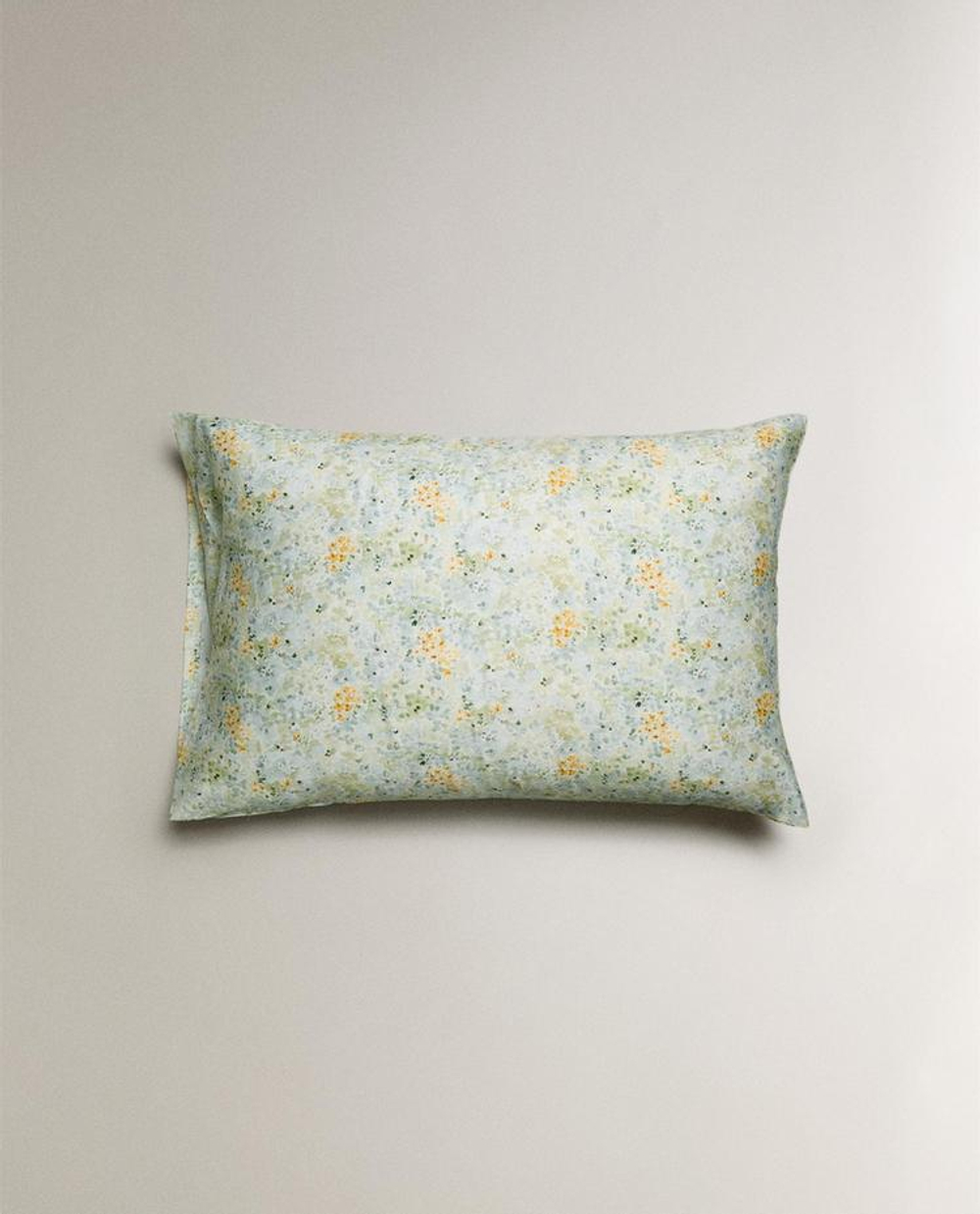 ZARA HOME НАВОЛОЧКА С ЦВЕТОЧНЫМ ПРИНТОМ, ЗЕЛЕНЫЙ