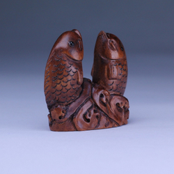 Нэцкэ Два карпа в волнах