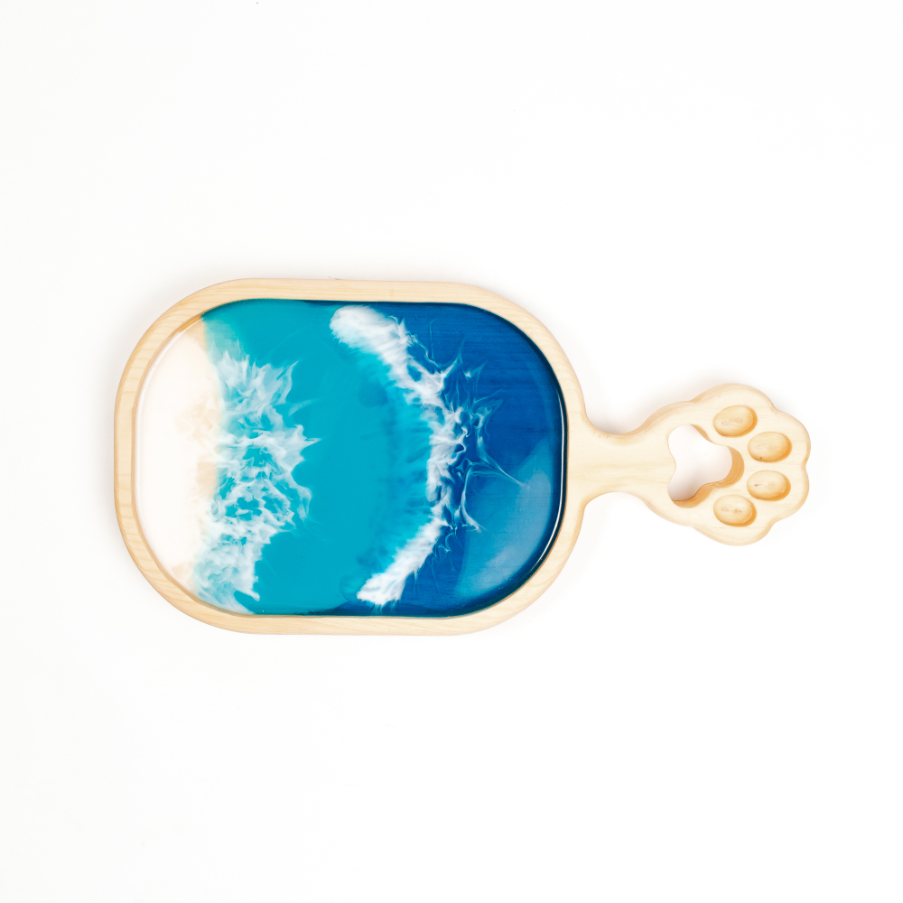 Деревянная доска из цельного куска древесины кедра с ручкой "лапкой" и эпоксидной смолой. RD79