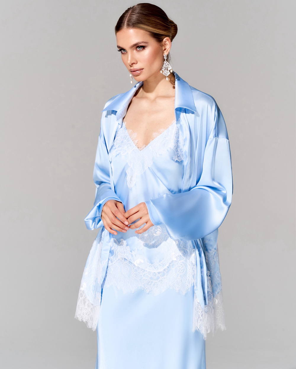 Блуза свободного кроя с отделкой французским кружевом