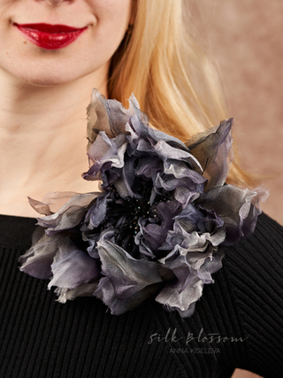 Брошь Роза из шелка "Космос в ее глазах"