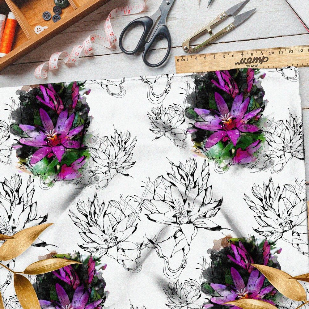 Ткань лен фиалки с черными контурами