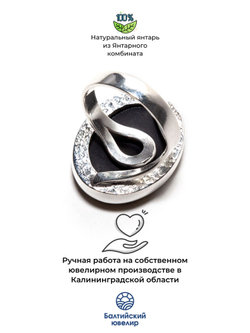 Крупное кольцо с натуральным зеленым янтарем 2,5 на 1,9 см, безразмерное