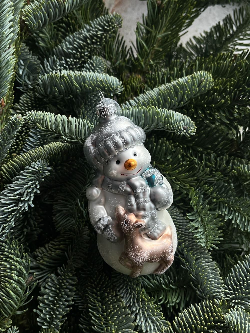 Новогодняя игрушка Снеговичок с олененком стекло